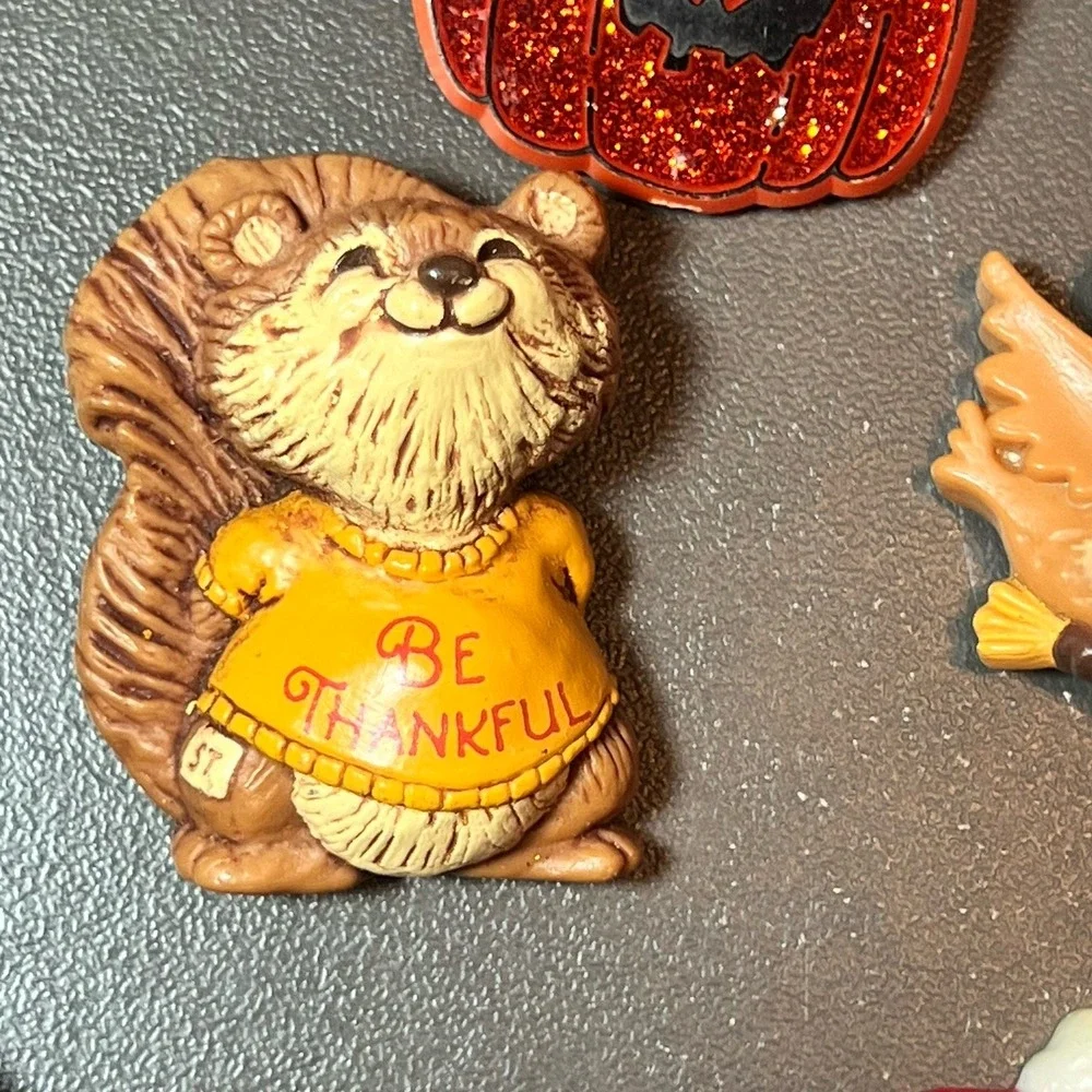 Huge Lot‎ Of 14 Vintage Hallmark Holiday Pins Thanksgiving Easter Halloween